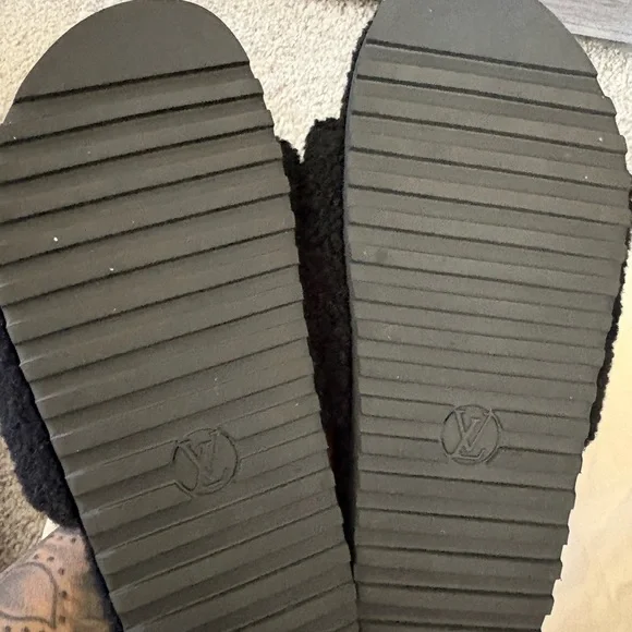 Louis Vuitton Black and Cream Logo Slides - Picture 3 of 3